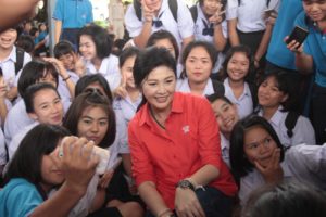 ‘ยิ่งลักษณ์’ นำทีมพบแฟนเพจที่บึงกาฬ มิตรรักแห่มอบดอกไม้-ถ่ายรูป นักเรียนห้อมล้อมกรี๊ดสนั่น
