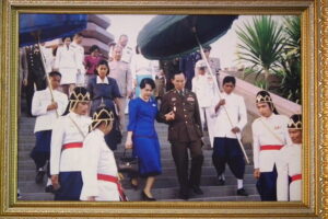 ในหลวงกับพระอาจารย์จวน กุลเชฏโฐ วัดภูทอก จังหวัดบึงกาฬ