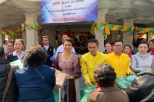 ผู้ว่าราชการจังหวัดบึงกาฬ ลงพื้นที่มอบผ้าห่มกันหนาวแก่ประชาชน ในพื้นที่อำเภอโซ่พิสัย