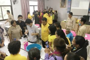 เทศบาลตำบลวิศิษฐ์ จัดกิจกรรมถ่ายทอดความรู้ในการป้องกันโรคโควิด-19 พร้อมแนะวิธีทำหน้ากากอนามัยแบบผ้า เจลล้างมือ และวิธีล้างมือที่ถูกต้อง แก่ประชาชนในพื้นที่