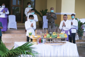 พ่อเมืองบึงกาฬทำบุญตักบาตรเนื่องในโอกาสครบรอบ 9 ปี จังหวัดบึงกาฬ