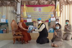 คณะสงฆ์จังหวัดบึงกาฬ มอบสิ่งของจำเป็นเพื่อสนับสนุนการปฏิบัติงานของเจ้าหน้าที่ประจำด่านตรวจคัดกรองโรคจังหวัดบึงกาฬ