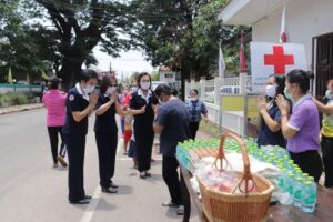 กาชาดบึงกาฬ เปิดตู้ปันน้ำใจเฮาฮักกันสู้โควิค-19