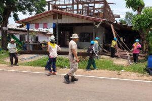 อำเภอโซ่พิสัย จังหวัดบึงกาฬ ลงพื้นที่ให้ความช่วยเหลือซ่อมแซมบ้านเรือนประชาชนที่ได้รับผลกระทบจากเหตุวาตภัย