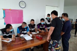 จังหวัดบึงกาฬ ออกปฏิบัติการตรวจสอบ ปราบปราม และจับกุมแรงงานต่างด้าวผิดกฎหมาย พร้อมให้คำแนะนำแก่สถานประกอบการให้ปฏิบัติการมาตรการควบคุมโรคโควิด-19 อย่างเคร่งครัด