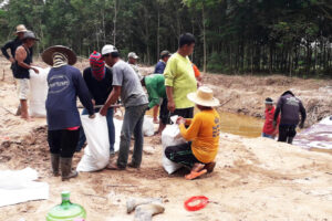 ประชาชนอำเภอศรีวิไล จังหวัดบึงกาฬ ร่วมกันเสริมคันดินเพื่อกักเก็บน้ำในแหล่งน้ำสาธารณะ และแก้ไขปัญหาภัยแล้งอย่างยั่งยืน