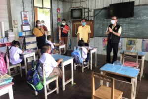 นายอำเภอศรีวิไล  ออกตรวจเยี่ยมโรงเรียนที่เปิดทำการเรียนการสอนในพื้นที่ พร้อมกำชับโรงเรียนจัดการเรียนการสอนให้สอดคล้องกับมาตรการป้องกันโรคโควิด-19