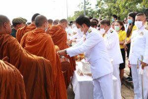พสกนิกรบึงกาฬทุกหมู่เหล่า ทำบุญตักบาตรวันคล้ายวันสวรรคต ร.9
