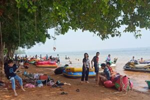 บึงกาฬ นทท. แห่ใช้สิทธิ์คนละครึ่ง และเราชนะ กันอย่างคึกคัก เต็มหาดคำสมบูรณ์ ที่บึงกาฬ