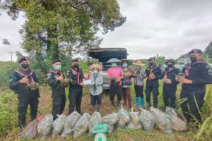 ทหารพรานกองกำลังสุรศักดิ์มนตรีช่วยซื้อสับปะรด จากเกษตรกร ชาวปากคาด