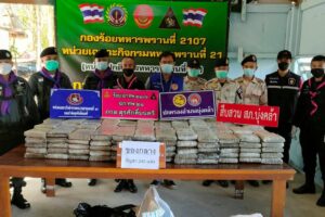บึงกาฬ เจ้าหน้าที่สนธิกำลังร่วม 3 ฝ่ายตรวจยึดกัญชาแห้งอัดแท่ง จำนวน 5 กระสอบ น้ำหนัก 240 แท่ง/กก.