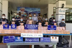 นรข.บึงกาฬ ร่วมกับตำรวจจับผู้ต้องหา 2 คน รถยนต์ 1 คัน กัญชา 443 แท่ง