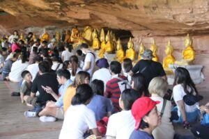 บึงกาฬบรรยากาศวันหยุดยาวถ้ำนาคายังคึกคัก แห่เข้าชมด้วยศรัทธา