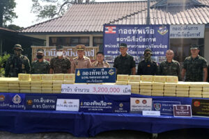 บึงกาฬ นรข.มนุษย์กบปะทะแก๊ง “ยาแลกรถ”ยึดยาบ้า 3.2 ล้านเม็ดรถยนต์ 7 คัน