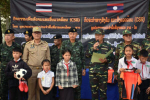 บึงกาฬ ทหารกองกำลังสุรศักดิ์มนตรีมอบอุปกรณ์การเรียนให้ นร.ไทยและลาว