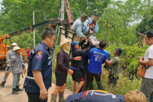 บึงกาฬ ลูกจ้างมือใหม่ปืนเสาไฟฟ้าติดอุปกรณ์ถูกไฟช็อตดับอนาถคาเสา