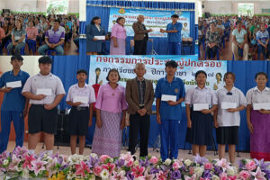 บึงกาฬ มูลนิธิแม่สุนามอบทุนการศึกษาให้นักเรียนเรียนดีแต่ยากจน