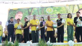 ธรรมนัส ลุยบึงกาฬ คุยชาวสวนยาง มั่นใจเกษตรฯ ทำงานดีอยู่แล้ว ไม่มีปรับเก้าอี้รมต....